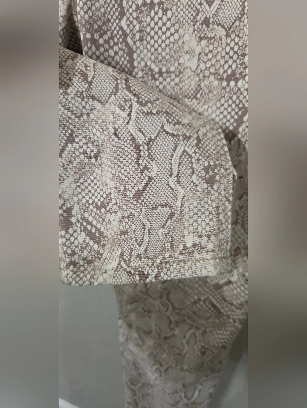 NWT White House Black Market Snake Print Skinny Pants - Taupe Size 2